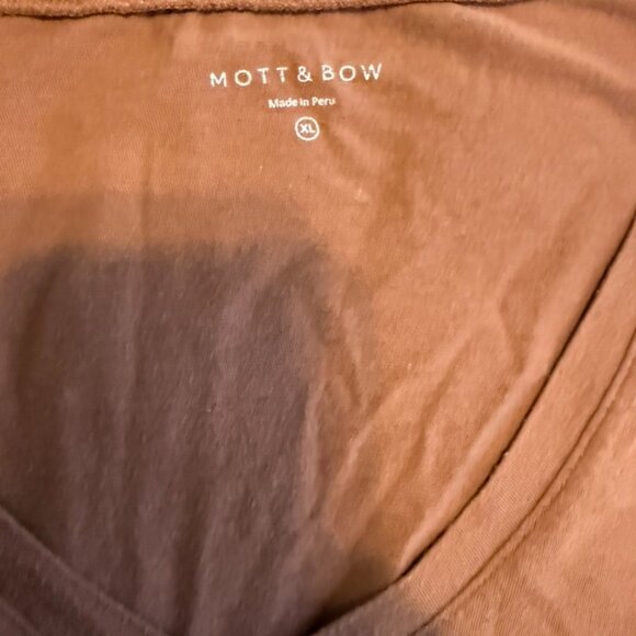 Mott & Bow Fitted V-Neck Marcy Tee in Cardamon (rust) Size XL - Picture 8 of 9